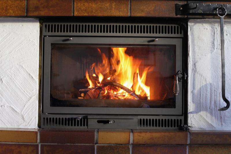 Foyer au bois : avantages et crit&egrave;res de choix pour votre maison